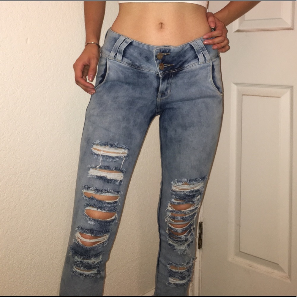 Light wash ripped skinny jeans 🍒